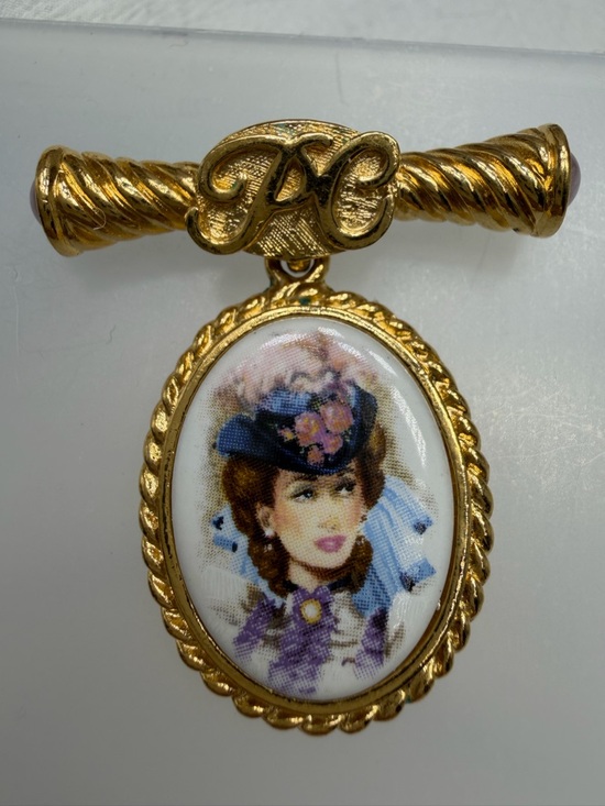 Avon Jewelry - Avon Presidents Club Portrait Brooch Pin with Purple Accents 1995 #22SB